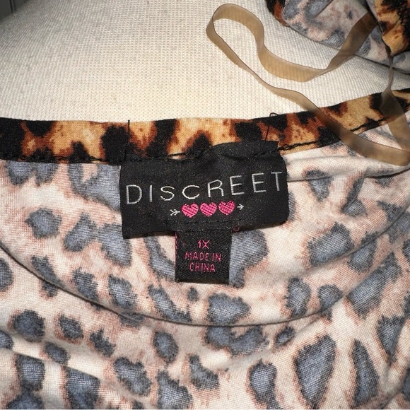 Discreet Animal Print Top - Picture 3 of 4